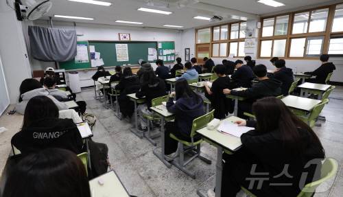 서울시교육청이 진행한 2026년 3월 전국연합학력평가서 해설지를 인쇄물로 배포하지 않아 학생 학습권 침해 지적이 나오고 있다. 사진은 지난 24일 오전 서울 광진구 광남고등학교에서 수험생들이 학력평가 시험 준비를 하고 있는 모습. /사진=뉴스1