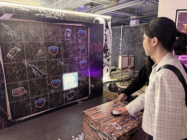 지하 주차장에 마련된 팬 존에서 한 팬이 '탭 투 파밍' 프로그램에 참여하고 있다. /사진=김경문 기자