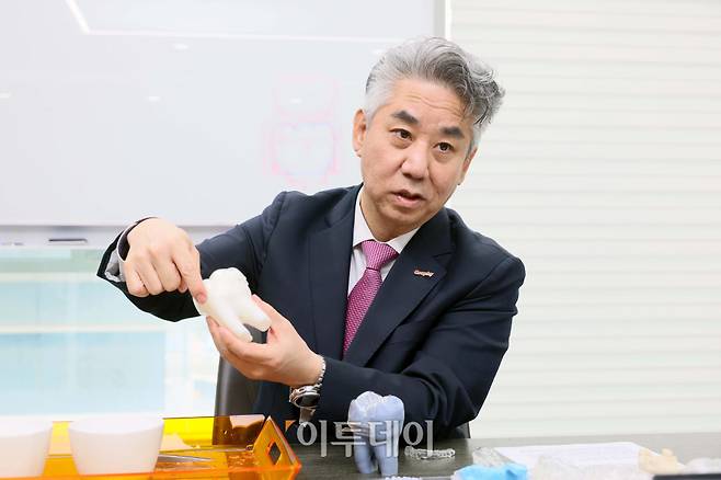 심운섭 그래피 대표가 형상기억 소재 기반 투명교정 장치에 대해 설명하고 있다. 신태현 기자 holjjak@