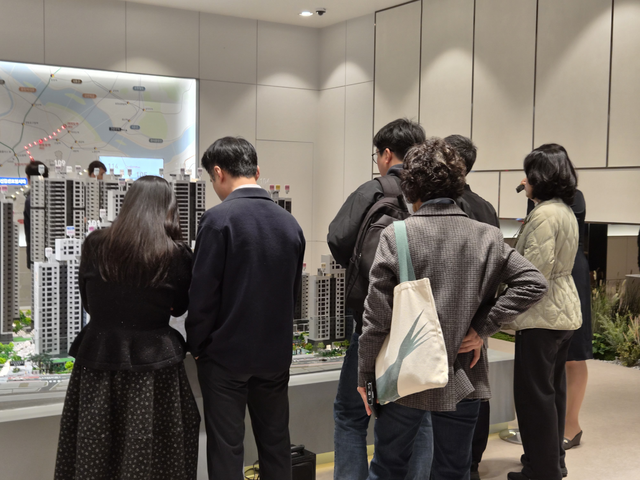 ‘더샵 신길 센트럴시티’ 견본주택 내부에 비치된 단지 모형도를 방문객들이 살펴보고 있다. (김선호 기자)