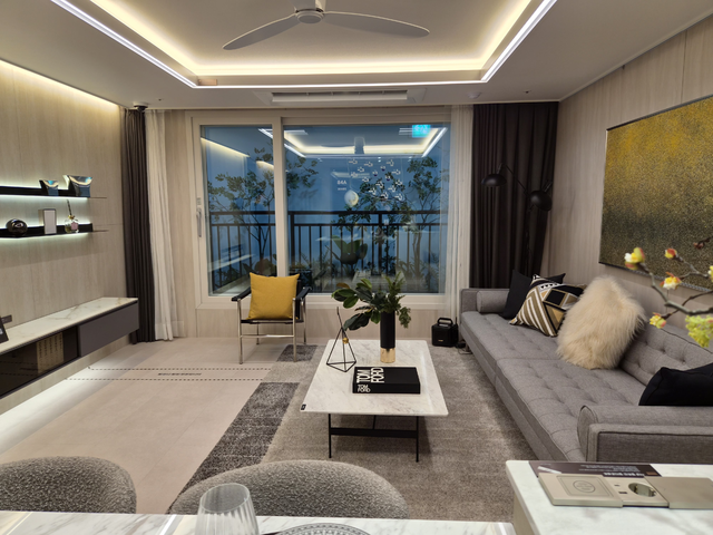 ‘더샵 신길 센트럴시티’ 견본주택 내부에 마련된 84A 타입 유니트 거실. (김선호 기자)