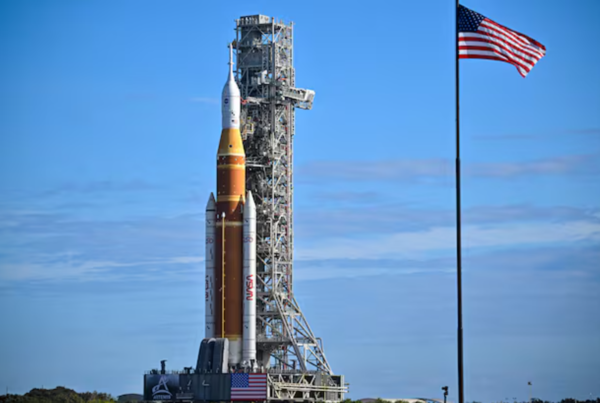 플로리다주 케네디 우주센터에서 이동식 발사대에 실린 우주 발사 시스템(SLS) 로켓과 오리온 우주선. / 조선DB