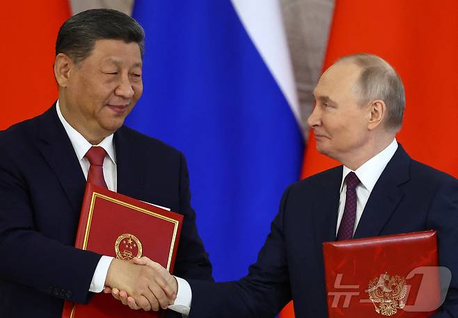 시진핑 중국 국가주석(왼쪽)이 블라디미르 푸틴 러시아 대통령과 작녀 5월 8일 모스크바 크렘린궁에서 만나 양국 관계를 심화하는 내용의 공동성명을 채택한 뒤 악수를 나누고 있다. 2025.5.8 ⓒ 로이터=뉴스1