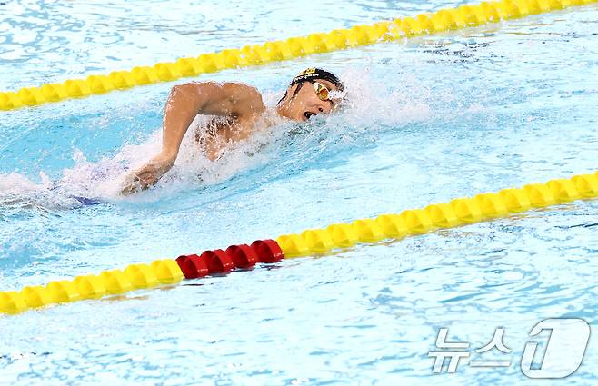 강원도청 김우민이 28일 오후 경북 김천실내수영장에서 열린 2026 KB금융 코리아 스위밍 챔피언십 경영 국가대표 선발대회 남자 자유형 400ｍ 결승에서 역영하고 있다. 2026.3.28 ⓒ 뉴스1 김민지 기자