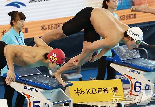 강원도청 김영범(오른쪽)이 28일 오후 경북 김천실내수영장에서 열린 2026 KB금융 코리아 스위밍 챔피언십 경영 국가대표 선발대회 남자 자유형 50ｍ 결승에서 출발하고 있다. 2026.3.28 ⓒ 뉴스1 김민지 기자