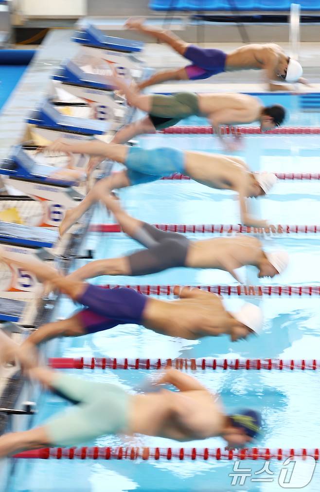 28일 오후 경북 김천실내수영장에서 열린 2026 KB금융 코리아 스위밍 챔피언십 경영 국가대표 선발대회 남자부 개인혼영 400ｍ 결승에서 김민섭, 김민석 등 선수들이 출발하고 있다. 2026.3.28 ⓒ 뉴스1 김민지 기자