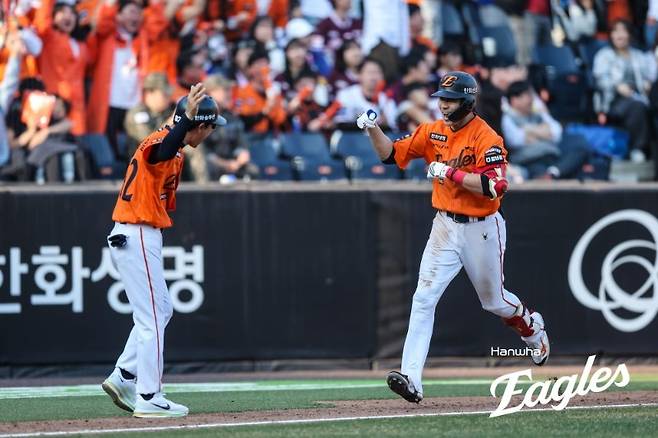 한화 심우준(오른쪽)이 28일 키움과 개막전에서 동점 스리런포를 치고 베이스를 돌고 있다.(한화 이글스 제공)