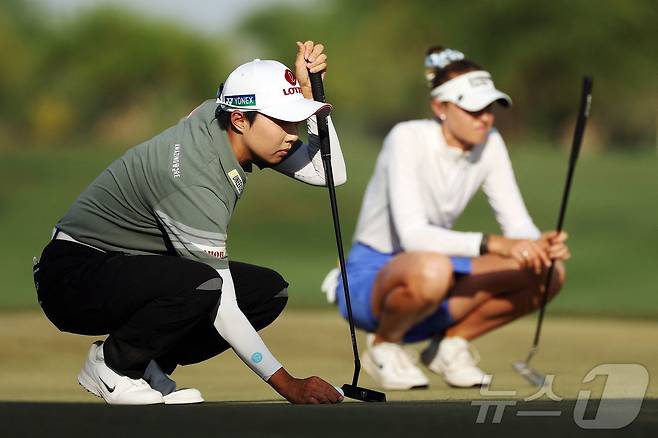 김효주(왼쪽)와 넬리 코다는 LPGA투어 포드 챔피언십에서 우승 경쟁을 펼친다. ⓒ AFP=뉴스1