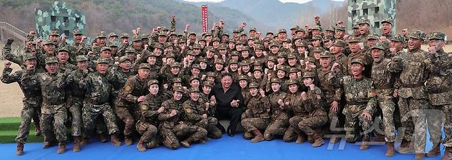 (평양 노동신문=뉴스1) =조선인민군 총참모부 작전국 직속 특수작전훈련기지를 방문한 김정은 노동당 총비서. 김 총비서 주변으로 여성 군인들의 모습이  보인다. [국내에서만 사용가능. 재배포 금지. DB 금지. For Use Only in the Republic of Korea. Redistribution Prohibited] rodongphoto@news1.kr