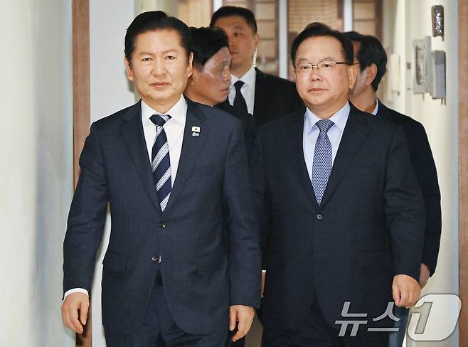 정청래 더불어민주당 대표와 김부겸 전 국무총리가 26일 서울 중구 달개비에서 회동을 마치고 취재진 질문에 답변하고 있다. 2026.3.26 ⓒ 뉴스1 국회사진기자단