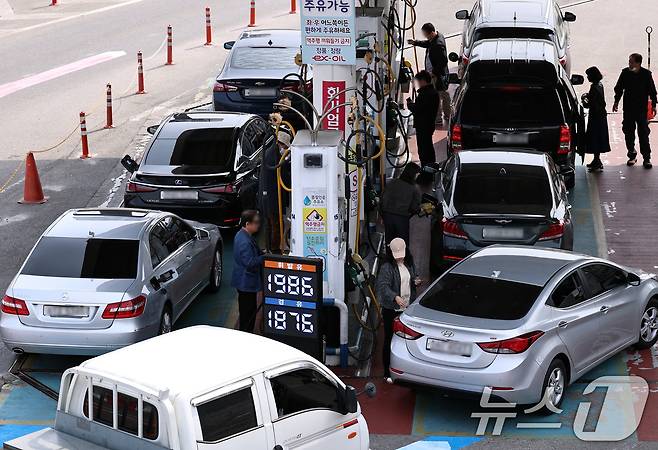 29일 오전 서울 서초구 만남의광장 주유소에서 시민들이 주유를 하고 있다. 리터당 210원 오른 가격으로 2차 석유 최고가격제가 시행된 이후 국제유가 상승으로 소비자가격이 2천 원대 초반까지 오를 것이라는 관측이 나오면서 소비자들의 부담이 갈수록 커지고 있다. 2026.3.29 ⓒ 뉴스1 구윤성 기자