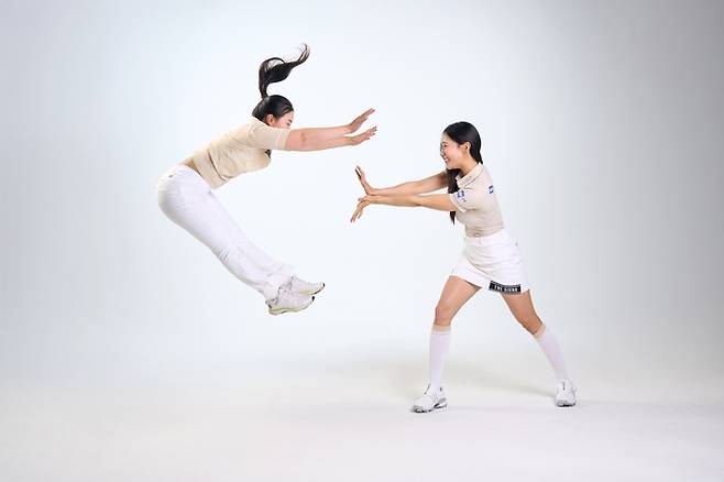 임희정(Solve)과 유현주(Have)가 각자의 개성과 동료간 유대감을 함께 담아낸 ‘케미컷’을 촬영하고 있다. 사진 | 두산건설