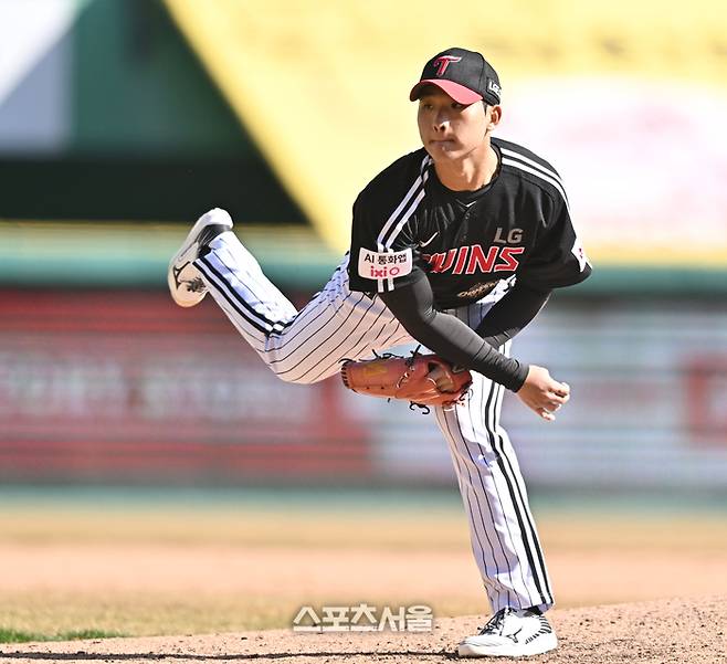 LG 투수 우강훈이 19일 인천 SSG랜더스필드에서 열린 2026 KBO리그 시범경기 SSG전 7회 역투하고 있다. 문학 | 최승섭기자 thunder@sportsseoul.com m