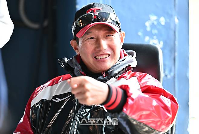 LG 염경엽 감독이 24일 서울 잠실구장에서 열린 2026 KBO리그 시범경기 키움전에 앞서 기자들과 이야기를 나누고 있다. 잠실 | 최승섭기자 thunder@sportsseoul.com