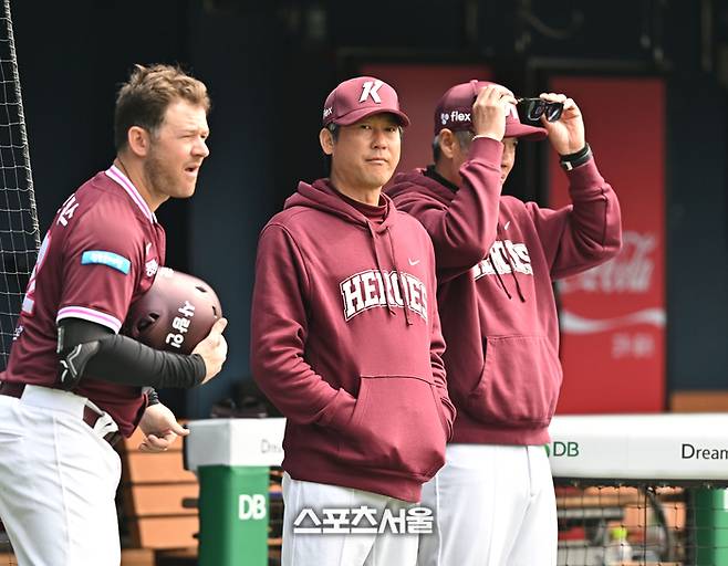 키움 설종진 감독이 24일 서울 잠실구장에서 열린 2026 KBO리그 시범경기 LG전을 지켜보고 있다. 2026. 3. 24. 잠실 | 최승섭기자 thunder@sportsseoul.com