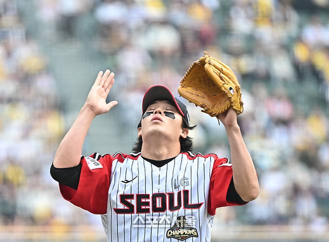LG 임찬규가 29일 잠실구장에서 열린 2026 KBO 리그 KT와 경기 4회초 수비를 무실점으로 마친 뒤 세리머니를 하고 있다. 잠실 | 박진업 기자 upandup@sportsseoul.com