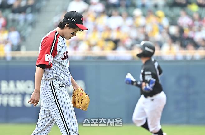 LG 임찬규가 29일 잠실구장에서 열린 2026 KBO 리그 KT와 경기 1회초 3실점하며 이닝을 마친 뒤 더그아웃으로 들어가고 있다. 잠실 | 박진업 기자 upandup@sportsseoul.com