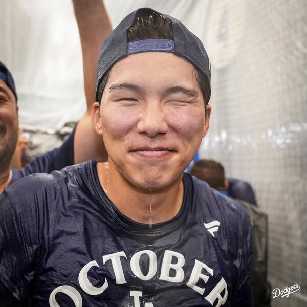 김혜성이 지난 2일(한국시간) 다저스의 디비전시리즈 진출 확정 후 열린 파티에서 동료들과 장난치는 모습이 포착됐다. 사진 | LA다저스 공식 채널