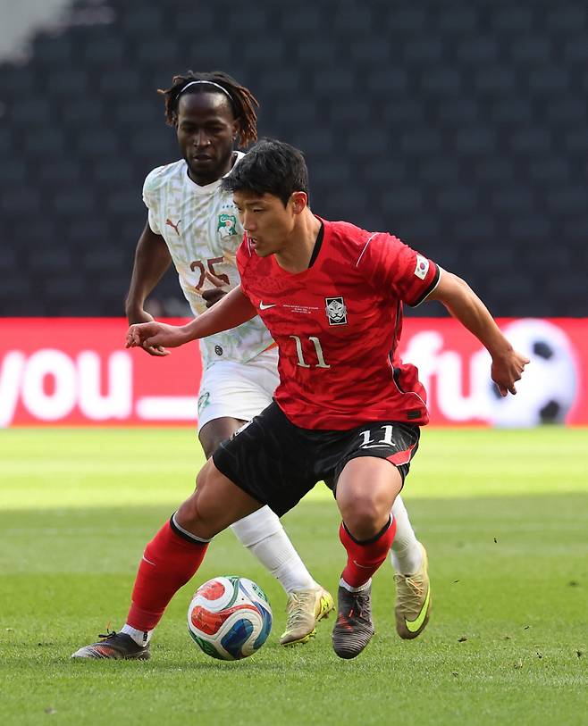 돌파 시도하는 황희찬

    (밀턴킨스[영국]=연합뉴스) 최재구 기자 = 한국축구국가대표팀 황희찬이 28일(현지시간) 영국 밀턴킨스 스타디움 MK에서 열린 코트디부아르와 평가전에서 돌파를 시도하고 있다. 2026.3.28

    jjaeck9@yna.co.kr

(끝)





<저작권자(c) 연합뉴스, 무단 전재-재배포, AI 학습 및 활용 금지>