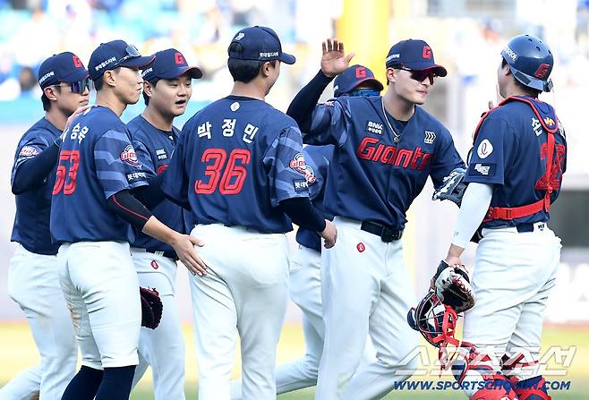 28일 대구 삼성라이온즈파크에서 열리는 삼성과 롯데의 개막전 경기. 롯데가 삼성에 6대 3으로 승리했다. 경기 종료 후 세이브 달성한 박정민이 동료들과 하이파이브를 나누고 있다. 대구=송정헌 기자songs@sportschosun.com/2026.03.28/