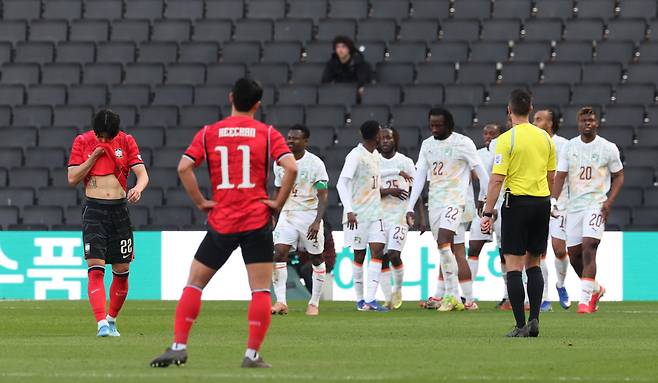 아쉬워 하는 한국

    (밀턴킨스[영국]=연합뉴스) 최재구 기자 = 한국축구국가대표팀이 28일(현지시간) 영국 밀턴킨스 스타디움 MK에서 열린 코트디부아르와 평가전에서 두번째 실점을 아쉬워하고 있다. 2026.3.29

    jjaeck9@yna.co.kr

(끝)





<저작권자(c) 연합뉴스, 무단 전재-재배포, AI 학습 및 활용 금지>