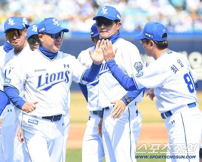 28일 대구 삼성라이온즈파크에서 열리는 삼성과 롯데의 개막전 경기. 동료들과 하이파이브 나누며 그라운드 나서는 삼성 박진만 감독. 대구=송정헌 기자songs@sportschosun.com/2026.03.28/