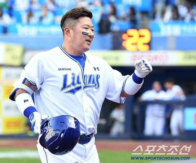 28일 대구 삼성라이온즈파크에서 열리는 삼성과 롯데의 개막전 경기. 8회말 안타를 치고 교체되는 최형우. 대구=송정헌 기자songs@sportschosun.com/2026.03.28/