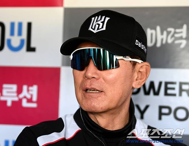 28일 잠실야구장에서 열린 KT와 LG의 개막전. KT 이강철 감독이 취재진과 이야기를 나누고 있다. 잠실=허상욱 기자wook@sportschosun.com/2026.03.28/