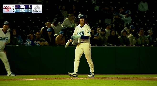 김혜성이 6회말 중전안타를 치고 나간 뒤 후속타 때 3루로 진루해 상황을 살피고 있다. 사진=MiLB.TV 캡처