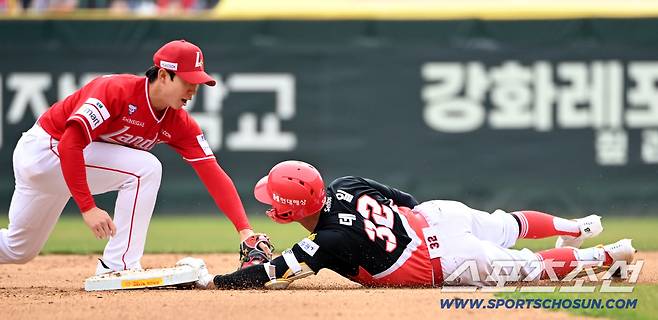 29일 인천SSG랜더스필드에서 열린 KIA와 SSG의 경기. 4회초 2사 2루 KIA 데일이 1타점 2루타를 치고 세이프되고 있다. 인천=허상욱 기자wook@sportschosun.com/2026.03.29/