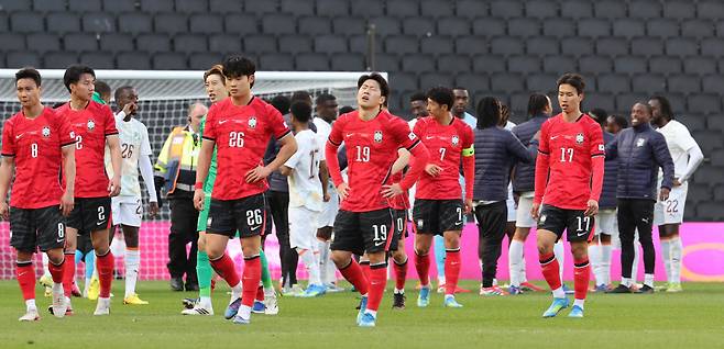 4-0, 충격패 당한 한국

    (밀턴킨스[영국]=연합뉴스) 최재구 기자 = 한국축구국가대표팀이 28일(현지시간) 영국 밀턴킨스 스타디움 MK에서 열린 코트디부아르와 평가전에서 4-0으로 패하고 아쉬워하고 있다. 2026.3.29