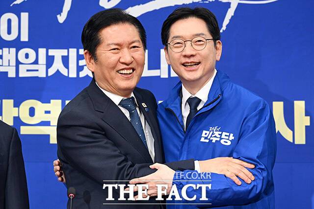 민주당의 지선 승리 전망은 비단 지지율에서만 비롯된 것은 아니다. 민주당은 일반적으로 진보 진영에 '험지'라고 인식되는 지역에 중량급 인사들을 빠르게 전진 배치하면서 인물론에서도 국민의힘에 우위를 점하고 있다는 분석이다. 사진은 정청래 민주당 대표(왼쪽)와 경남도지사 후보로 단수공천된 김경수 전 지방시대위원회 위원장. /남용희 기자