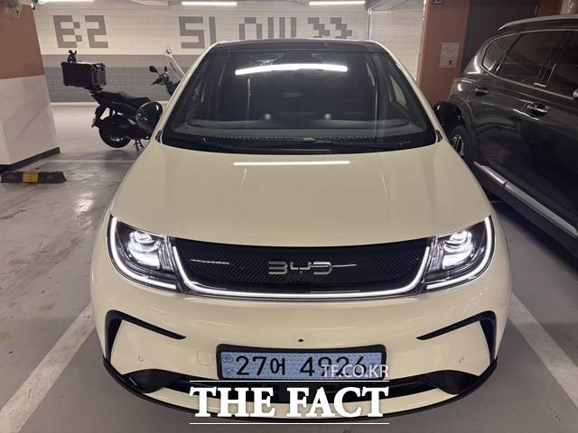 서울의 한 주차장에 주차된 BYD 돌핀 전면 모습. 폐쇄형 그릴과 헤드램프를 일체감 있게 구성하고 U자형 주간주행등을 적용해 전면부의 넓은 이미지를 강조했다. /황지향 기자