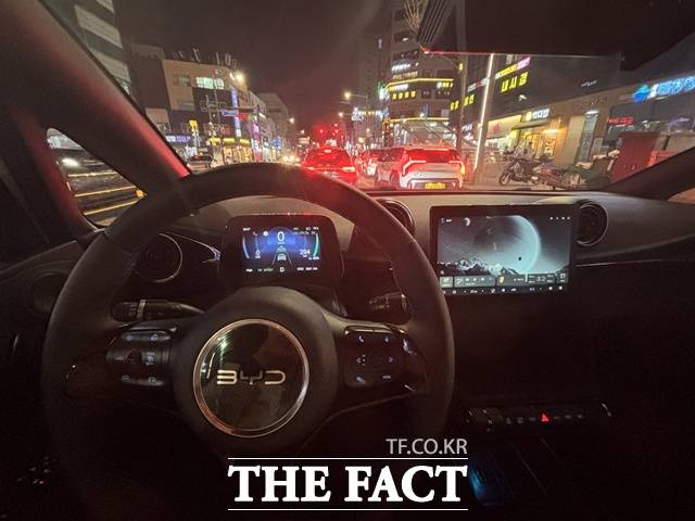 도심 주행 중 BYD 돌핀 운전석에서 본 계기판과 인포테인먼트 화면. /황지향 기자