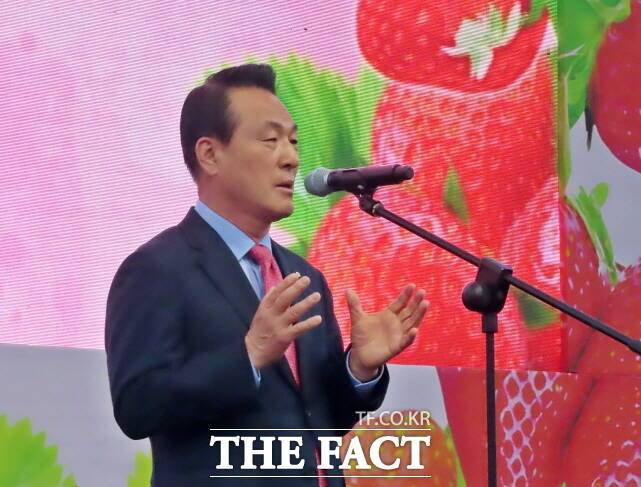 백성현 논산시장이 29일 논산시민공원에서 열린 폐회식에서 인사말을 하고 있다. /김형중 기자