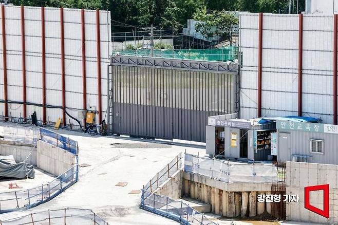 대구 남구 대명동 아파트 건설 현장에서 공사가 중단돼 있다. 강진형 기자