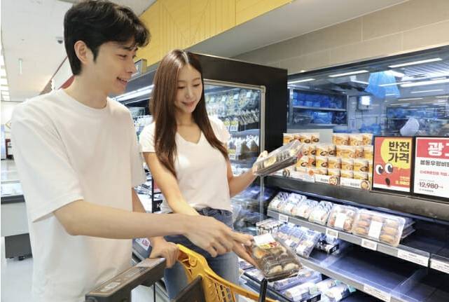 대형마트 휴무일? 이마트·롯데마트·홈플러스·코스트코 ‘엄마 마트간다’=이마트·롯데마트·홈플러스·코스트코 등 대형마트가 이번 주는 각사별 특색있는 할인행사에 돌입한다. 특히, 대형마트 업계가 고물가 속 장바구니 부담을 낮추기 위해 ‘파격 할인’을 전면에 내세우고 있다. ‘메가통큰’·‘AI물가안정 프로젝트’ 등 반값행사에 총력전을 펼치고 있다. 이 밖에 해양수산부도 제철수산물 반값 행사인 '대한민국 수산대전'을 진행한다. ©사진=이마트: 대형마트 휴무일? 이마트·롯데마트·홈플러스‧코스트코 등 마트 휴무일, 쉬는날&nbsp;