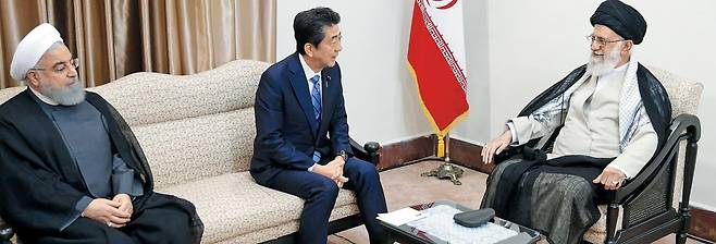 2019년 트럼프 미국 대통령의 이란 핵 합의 파기로 긴장이 고조되자 아베 일본 총리가 중재자로 나섰다. 같은 해 6월 13일 테헤란을 방문한 아베 총리가 아야톨라 알리 하메네이(오른쪽) 최고 지도자를 면담하고 있다. 아베 총리가 하산 로하니(왼쪽) 이란 대통령과 나란히 앉아 1인용 의자에 앉아 있는 하메네이 최고 지도자를 알현하는 것 처럼 보여 이에 대한 비판이 제기되기도 했다./AFP 연합뉴스