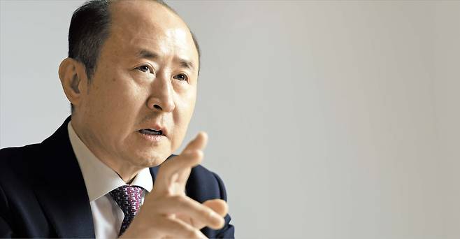 윤강현 전 주이란 대사는 지난 18일 본지 인터뷰에서 “미국과 이란은 지금 치열하게 싸우고 있지만 결국 외교(협상)로 돌아갈 것이다. 전쟁 중에도 전쟁 이후를 바라보는 외교가 필요하다”고 했다. 그는 한국에 묶여 있던 이란 자금 70억 달러와 관련, 우리 정부가 미국과 이란 사이에서 중재 역할했던 경험을 살려야 한다고 강조했다./조선일보