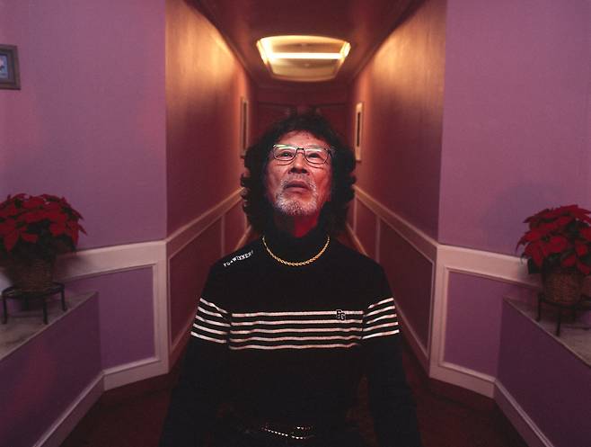 고양시민 고영수 씨. 당일 예정된 섭외가 불발되자 작가는 고양의 60대 모텔 주인 고 씨를 급히 설득해 촬영을 진행했다. 막걸리 한 병을 나눈 끝에 성사된 촬영이었다. / 사진가 고원태