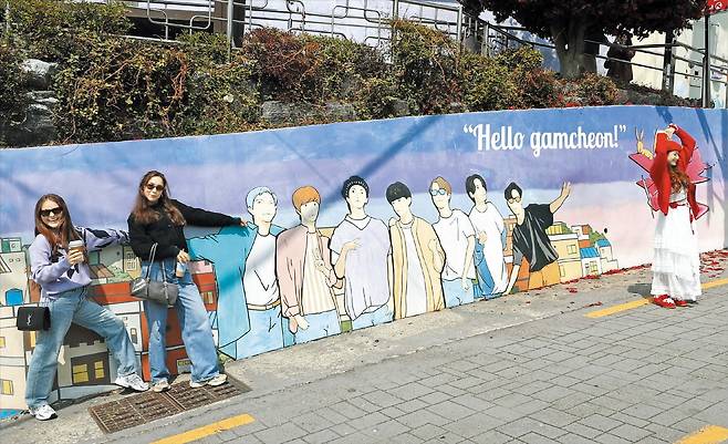 26일 오전 부산 사하구 감천문화마을. 그룹 방탄소년단(BTS) 팬들이 BTS 멤버들을 그린 벽화를 배경으로 기념 사진을 찍고 있다. 근처 BTS 멤버 지민과 정국의 얼굴을 그린 벽화 앞에도 팬들이 줄을 섰다./김동환기자
