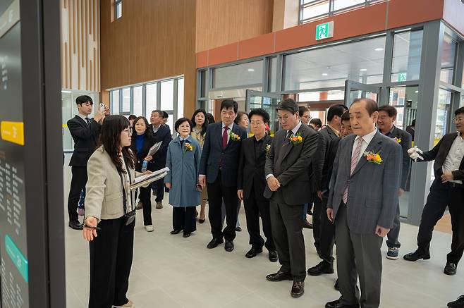 청양군이 유아부터 어르신까지 전 세대가 함께 이용할 수 있는 복지·교육·문화 복합공간인 '청양행복누리센터' 조성을 완료하고 지역 주민들의 축하 속에 준공식을 개최했다 청양군 제공