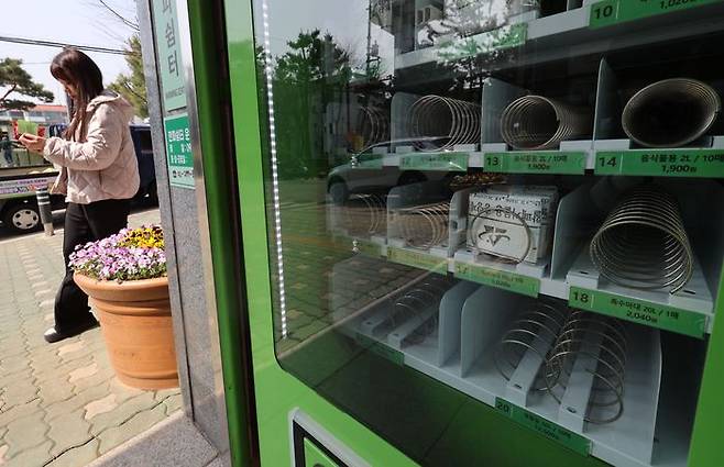 지난 26일 서울 용산구 이태원 2동 주민센터에 설치된 종량제봉투 자동판매기에 종량제봉투가 많이 비어있다. 중동사태 여파로 석유화학 연료인 나프타 수급 차질이 생기면서 종량제봉투를 비롯한 비닐봉투, 포장용기 등 다양한 1회용품 포장재 품귀 우려가 커졌다.ⓒ뉴시스