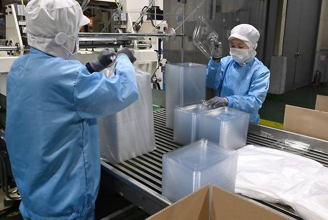 중동사태 여파로 석유화확 원료인 나프타 재고가 급감하면서 포장 용기 및 종량제 봉투 등 1회용품 포장재 품귀현상이 우려되고 있다. 나프타는 석유화학의 핵심 원료로 플라스틱과 타이어 등 주요 공산품의 기초가 된다. 사진은 지난 27일 경기 광주시 한 플라스틱 용기 제조업체 모습.ⓒ뉴시스