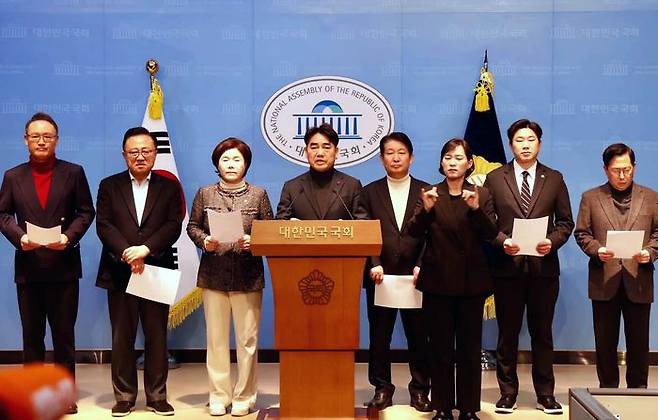국민의힘 내 초·재선 의원 중심의 개혁파 모임인 '대안과미래' 이성권 간사를 비롯한 의원들이 지난 2월 19일 국회 소통관에서 ‘윤석열 전 대통령 내란죄 무기징역 선고’ 관련 입장 발표를 하고 있다. ⓒ뉴시스