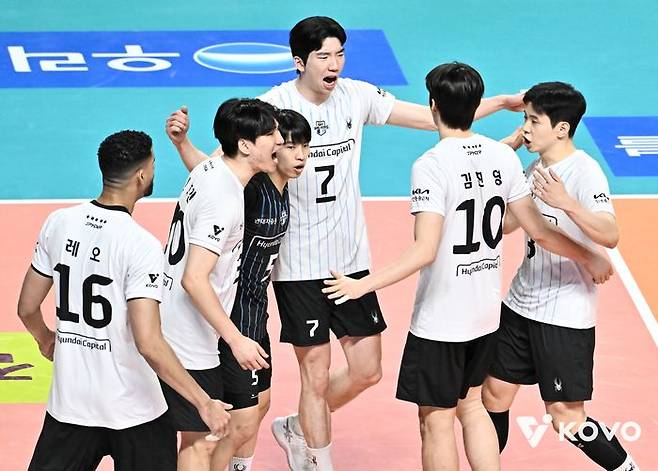 우리카드를 꺾고 챔피언결정전에 오른 현대캐피탈. ⓒ 한국배구연맹