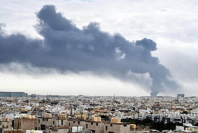 25일(현지 시간) 쿠웨이트 국제공항 연료 저장시설이 무인기의 공격을 받아 연기가 치솟고 있다. 전쟁은 자국의 이익을 지키고 자원과 영향력을 확보하기 위한 선택이며, 전투가 벌어지는 지역을 넘어 전 세계 경제에 상당한 영향을 미친다. 쿠웨이트시티=신화 뉴시스