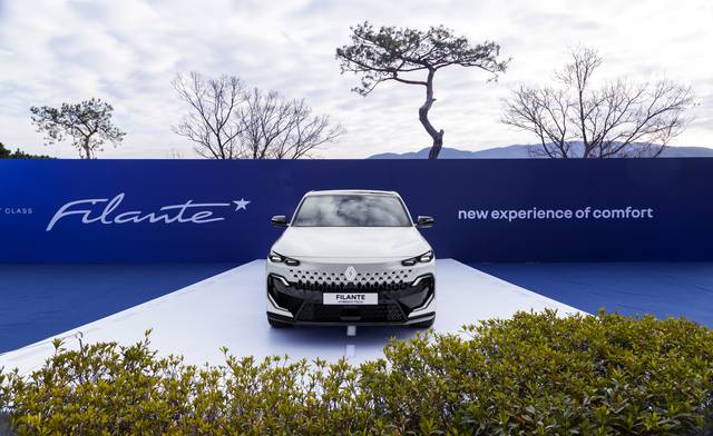 앞에서 이 차를 봤을 땐 '일루미네이티드 시그니처 로장주 로고'와 '그릴 라이팅'을 중심으로 구현된 그라데이션 패턴이 눈에 띄었다. 르노코리아 제공