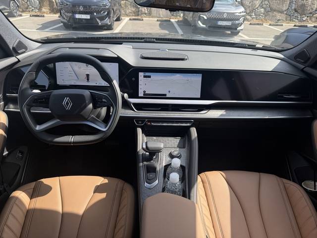 르노가 강조한 '프리미엄 테크 라운지' 콘셉트가 반영된 실내. 임주희 기자