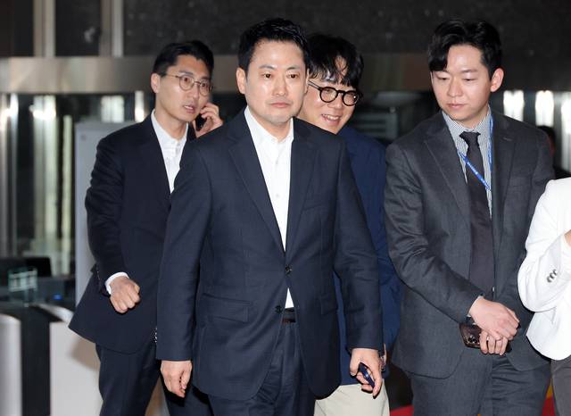 국민의힘 장동혁 대표가 지난 27일 외부 일정을 마치고 국회로 들어서며 취재진의 질문을 받고 있다. [연합뉴스]